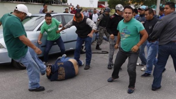 El pasado fin de semana policías vestidos de civil golpearon a profesores y periodistas/Fotover