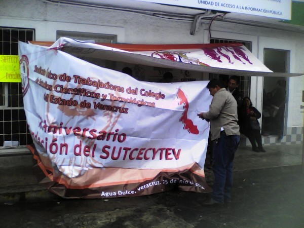 Trabajadores tomaorn tres oficinas como la Dirección General, el Administrativo y el de Recursos Humanos