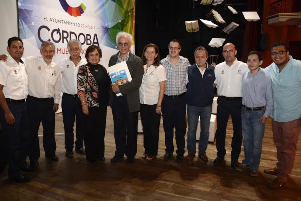 El alcalde panista de Córdoba Tomás Ríos entrega reconocimiento al escritor Francisco Martin Moreno por su participación en feria del libro