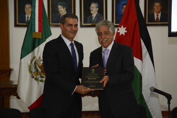 El presidente municipal de Córdoba, Tomás Ríos Bernal entregó este lunes la llave de la ciudad al embajador de Jordania en México, Ibrahim Abdulkarim Mansoor Obeidat