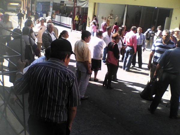 En Xalapa pensionados cerraron el centro de la ciudad porque Sefipla no les depositó sus jubilaciones/Plumas Libres