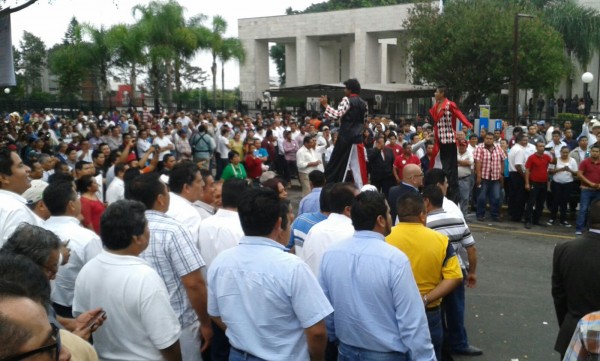 Centos de carreados se aportaron frente al Congreso de Veracruz/Plumas Libres