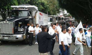 Hasta en camiones llegaron pos cientos lo carreados por Arturo Bermudez para que le aplaudieran en el marco de su pésimo informe donde calló el grave estado de inseguridad que vive Veracruz/ Plumas Libres