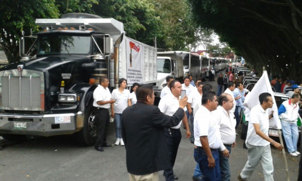 Unidades del transporte estacionadas frente a la entrada principal de Palacio Legislativo/Plumas Libres