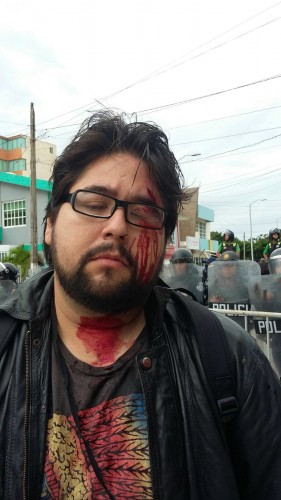 Reportero Ivan Sánchez golpeado por policias en el Puerto de Veracruz/