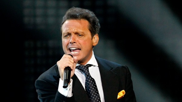 luis-miguel-sings