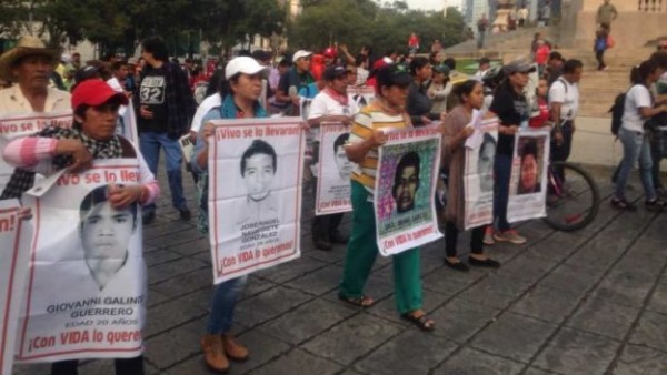 Los padres de los 45 normalistas de Ayotzinapa desaparecidos marcharon ayer y presionan al gobierno de EPN para que resuelva el caso sin mentiras