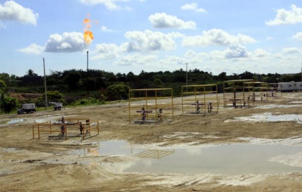 En comunidades de Papantla pobladores ya no pueden consumir el agua de sus manantiales y han tenido que salir a tomar carreteras para que Pemex les aporte a cada familia tres garrafones de agua al día para que tengan el líquido para el consumo.