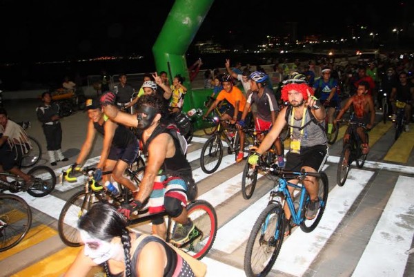 Todos disfrazados, todos pedaleando