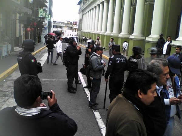 Esta vez no usaron la violencia, pero impidieron la protesta de los campesinos tomando las calles antes que llegaran a palacio/ Foto Fco. de Luna