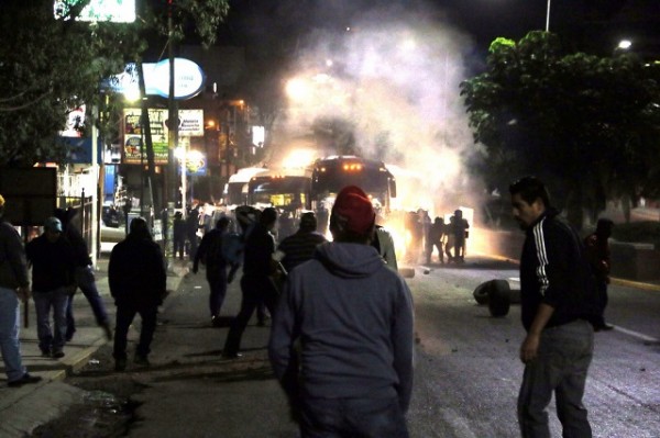 Profesores de la sección 22 de la CNTE se enfrentaron con elementos de la Policia federal quienes respondieron con gases lacrimógeno/ Foto Cuartoscuro