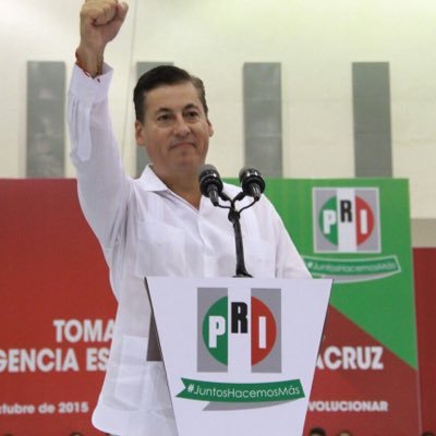 Alberto Silva insiste que un reportero sacó de contexto sus declaraciones, aparte de misógino, cobarde