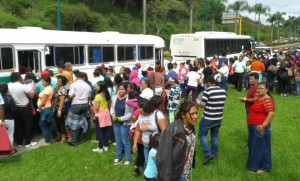 A cambios de promesas de entrega de terrenos, bolsas de comida con torta y chupifrut, cientos de personas vinieron de varios municipios del estado/ Fco. de Luna