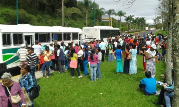 En camiones en malas condiciones el PRI-gobierno movió a los acarreados que tuvieron como encomienda lanzar porras y vivas a Duarte/ Fco. de Luna