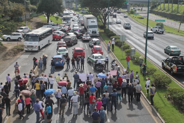 Jubilados del Copipev bloquearon el tránsito vehicular en la calle de Enriquez en Xalapa, así como la carretera Xalapa - Veracruz/Fotover
