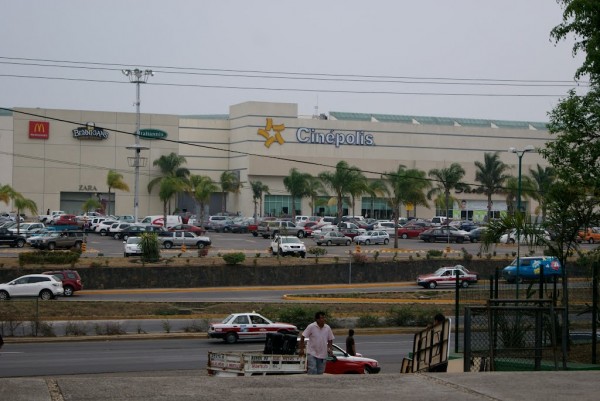 Plaza Américas de Xalapa sigue cobrando estacionamiento pese a que ya esta prohibido.