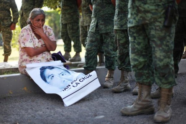 AYOTZINAPA-ABUELA-Y-SOLDADOS