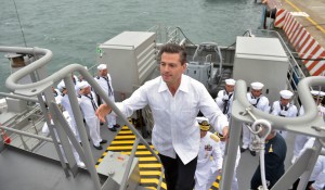 Veracruz, Ver.- El Presidente Enrique Peña Nieto junto cn el gobernador de Veracruz Javier Duarte de Ochoa encabezó la ceremonia conmemorativa del Día de la Armada de México. FOTO: AGENCIA FOTOVER