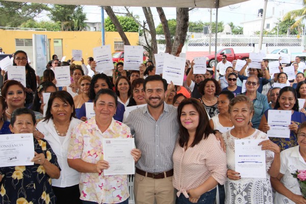 FOTO ALCALDE DIPLOMAS INMUJER 01