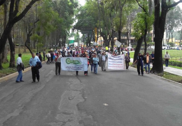 Pensionados y Jubilados cierran avenida Xalapa, para exigir a la Sefiplan el pago de pensiones y aguinaldos/Fotover