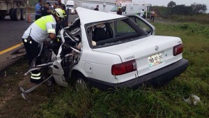 Quedo destrozado el auto donde viajaban personal de prensa de Héctor Yunes Landa, lo persigue la mala suerte...¡que raro!...Foto:El Piñero de la Cuenca