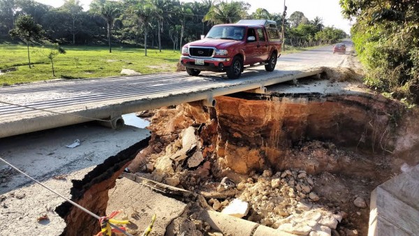 Así lucen tramos carreteros en el sur de Veracruz pese a nuevas inversiones en sector petroquímico/ foto Plumas Libres