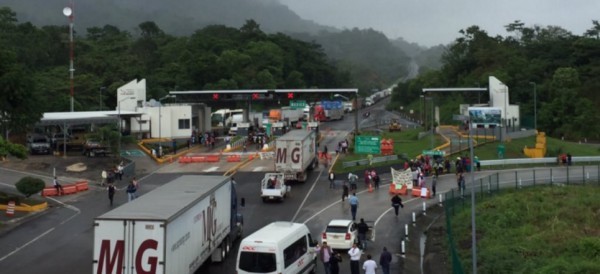 Un policia federal, le eventó el camión a un profesor aplastándolo en el acto, luego de que protestaba contra la evaluación en Chiapas