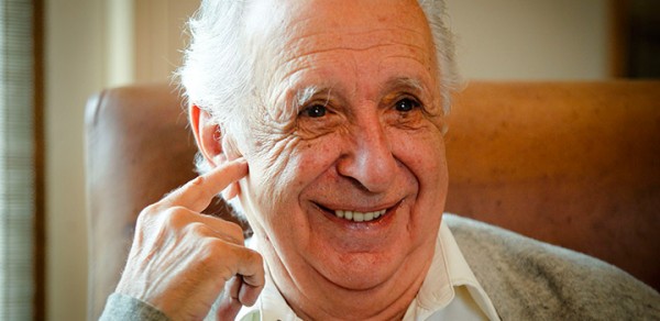 Un 7 de Diciembre el periodista y dramaturgo mexicano Vicente Leñero (1933-2014) recibe el Premio de Periodismo Cultural "Fernando Benítez".