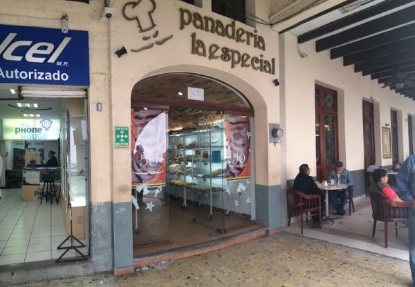 En pleno centro histórico amantes saquearon recursos, pan y hasta equipo de cómputo/ Foto Daniela Jácome