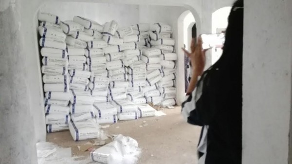 60 toneladas de polietileno, refrigeradores, alimentos, y demás fueron localizados por elementos del ejército en bodega en sur de Veracruz/ Plumas Libres