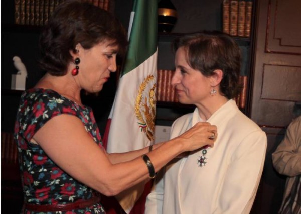En mayo del año 2013, Francia le entregó a Carmen Aristegui la Medalla Legión de Honor por su extraordinaria labor de informar con honestidad/ Foto Especial www.aristeguinoticias.com