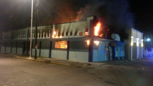 Ana Rosa Valdez Salazar, alcaldesa de Paso de Ovejas esposa de Adolfo Ramírez Arana tendrá que mandar a rehabilitar el mercado/ Foto Plumas Libres