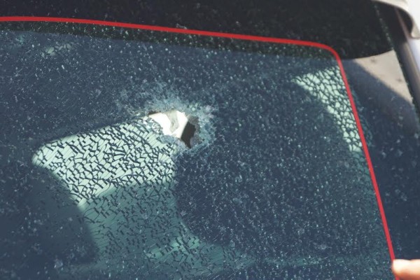 Ladrones pusieron piedras en carretera y rompieron vidrios con palos a coche/ Foto Plumas Libres