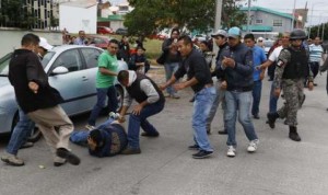 En Veracruz policias vestidos de civil, arremetieron a golpes contra profesores que protestaron por la evaluación