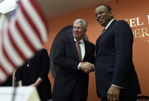 El secretario de Transporte de Estados Unidos, Anthony Foxx, derecha, y su contraparte de México, Gerardo Ruiz Esparza, izquierda, se saludan y posan para una foto luego de firmar un acuerdo de transporte aéreo en la embajada de México en Washington, el viernes 18 de diciembre de 2015. (AP Photo/Susan Walsh)