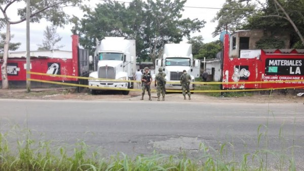 En la bodega había también trailers y vehículos robados/ Plumas Libres