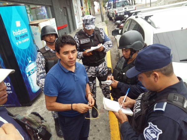 Víctor Medina fue auxiliado por policías después de ser asaltado/Plumas Libres