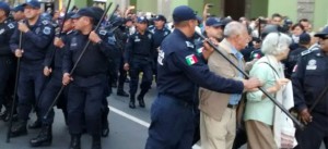 Mala onda el trato de policias a hombres y mujeres de la tercera edad.¿ Hasta cuándo?.