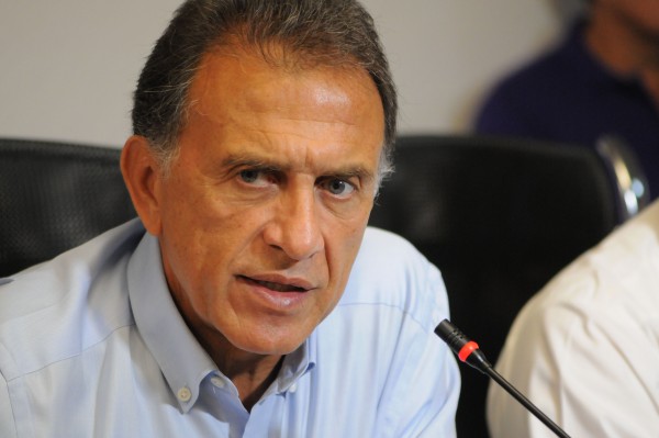 “Yo no me vendo", le dice Miguel Ángel Yunes Linares a Juan Bueno Torio al considerar que ayudará para que el PRI permanezca en el poder