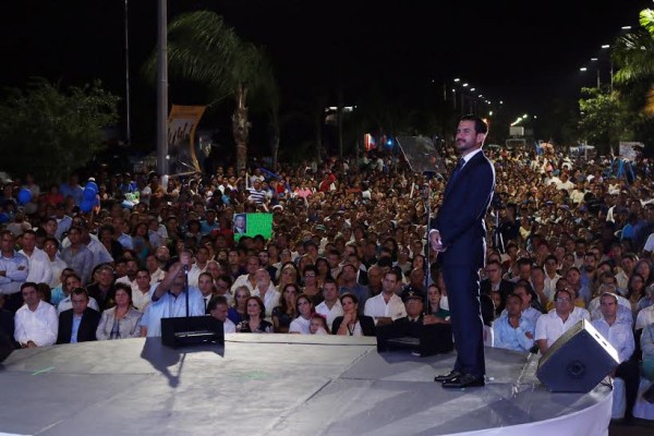 El presidente municipal de Boca del Río Miguel Ángel Yunes Márquez recibió el apoyo de miles de boqueños que asistieron a su informe