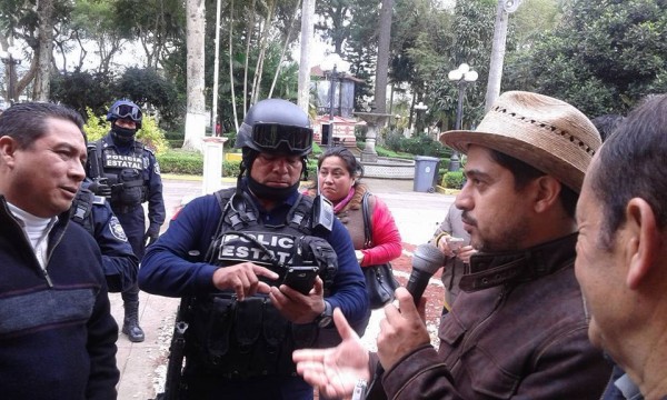Oscar Ronzón llegó fuertemente custodiado por policías/Foto: Radio Teocelo.