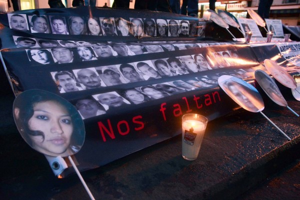 Xalapa, Ver.- Integrantes del Colectivo por La Paz realizaron una marcha hasta llegar a la Plaza Lerdo con motivo del Día Mundial del Desaparecido, familiares y amigos de personas desaparecidas colocaron mantas, fotografías y veladoras. FOTO: PATTY BARRADAS/FOTOVER.