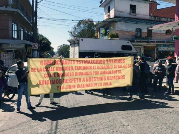 Locatarios establecidos de la calle Abasolo, cierran las calles de centro para exigir la salida de vendedores de mercado Galena, que por remodelación del mercado los han establecido en la calle Abasolo afectando las ventas de locatarios/ FOTO: ALBERTO PALACIOS/FOTOVER.