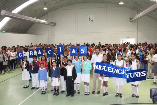 FOTO ALCALDE ENTREGA BECAS 02