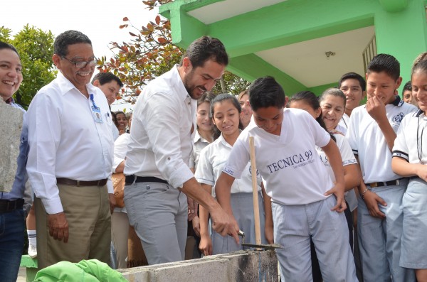 FOTO ALCALDE INICIO AULA SEC TEC 99 02