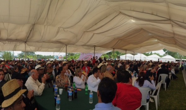 Al evento llegaron cientos de acarreados en un evidente destape/ D. Jácome