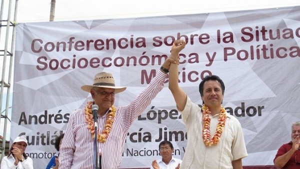 En gira de trabajo por Oteapan este martes, AMLO destapó a Cuitláhuac García como el próximo candidato a gobernador