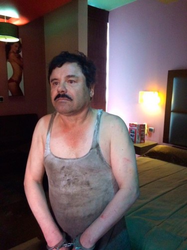 Esta foto provoca controversia por lo sucio de la playera del narcotraficante/Proceso