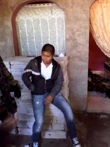 Este joven custodiaba la casa..agencias
