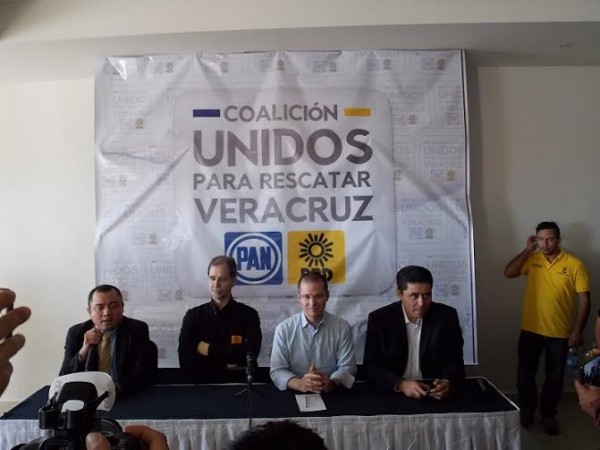 Ricardo Anaya dirigente nacional del PAN y Agustín Basave del PRD nacional reafirmaron la alianza en favor de la candidatura de Miguel Yunes Linares